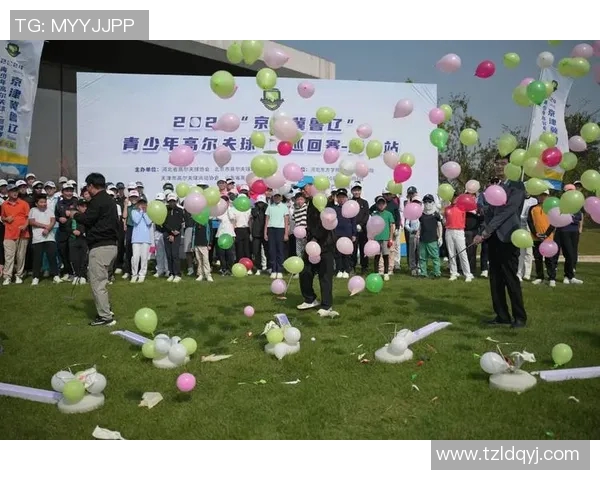 高尔夫球赛精彩纷呈选手争锋竞技激烈观众热情高涨场面震撼全场